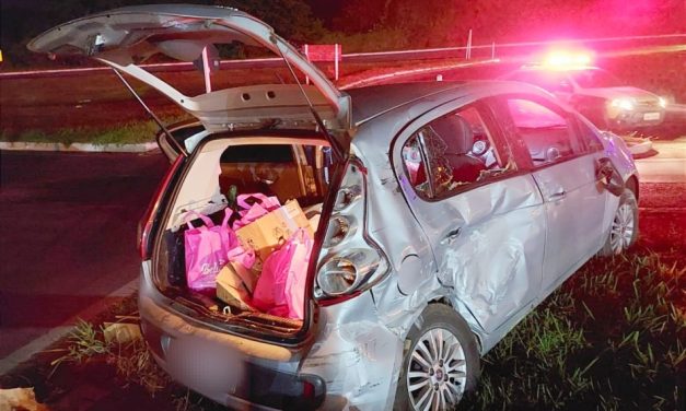 Colisão entre carro e caminhão é registrada no trevo de acesso à avenida Brasil, em Formiga