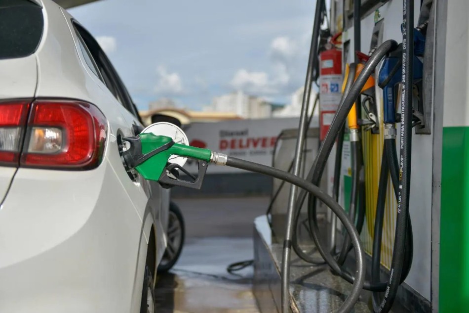 Gasolina tem nova baixa e termina 2022 R$ 2,14 mais barata