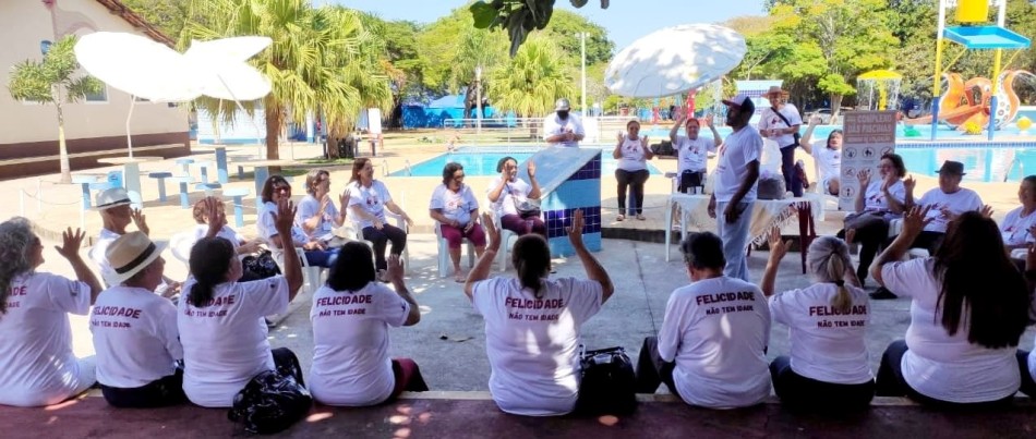Idosos de Formiga participam de passeio em Furnas