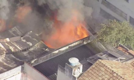 Incêndio de grandes proporções atinge galpão de oficina mecânica em BH