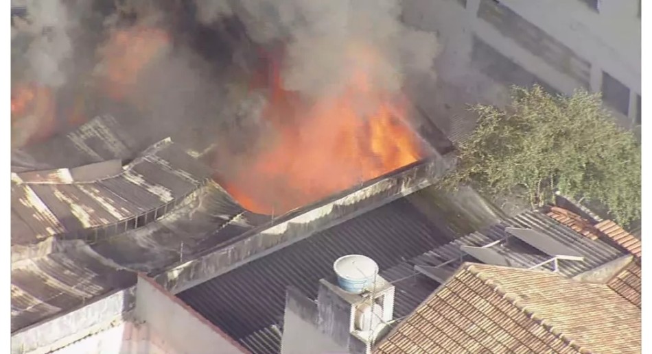 Incêndio de grandes proporções atinge galpão de oficina mecânica em BH