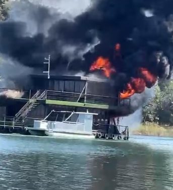 Embarcação pega fogo no Lago de Furnas em Capitólio