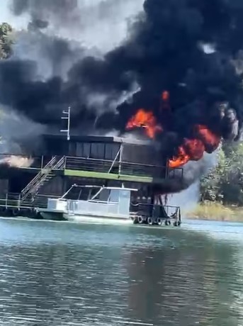 Embarcação pega fogo no Lago de Furnas em Capitólio