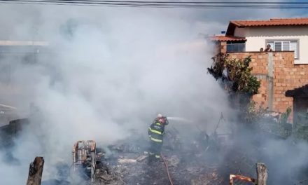 Corpo de Bombeiros combate incêndio em depósito de materiais recicláveis em Oliveira