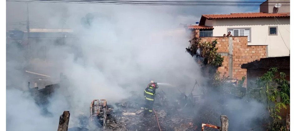 Corpo de Bombeiros combate incêndio em depósito de materiais recicláveis em Oliveira