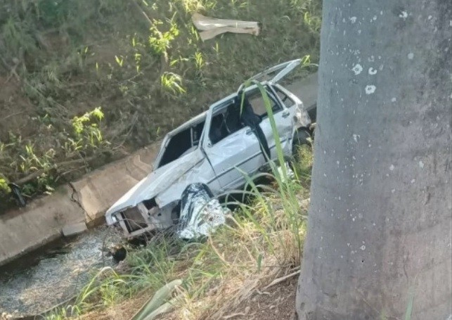 Jovem de 19 anos morre após capotar carro e cair dentro de córrego em MG