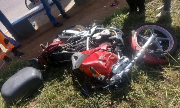 Motociclista de 28 anos morre após ser atingido por carro dirigido por motorista sem CNH