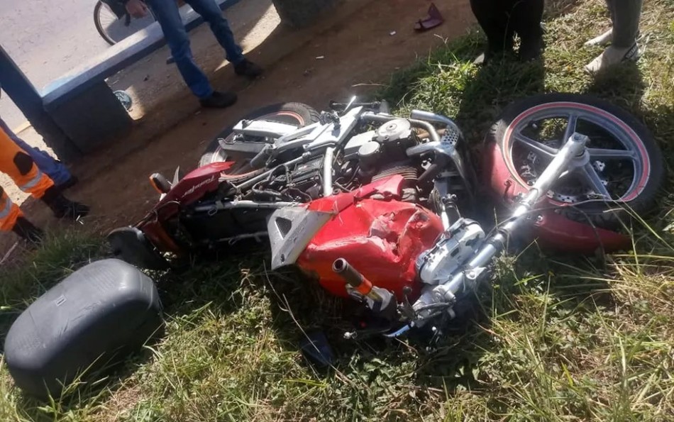 Motociclista de 28 anos morre após ser atingido por carro dirigido por motorista sem CNH