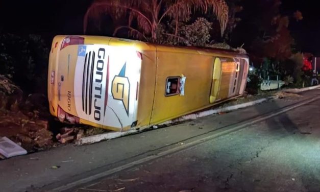 Ônibus sai de Guarapari em direção a BH bate em carro na BR-262 ; acidente deixa 5 mortes 17 feridos