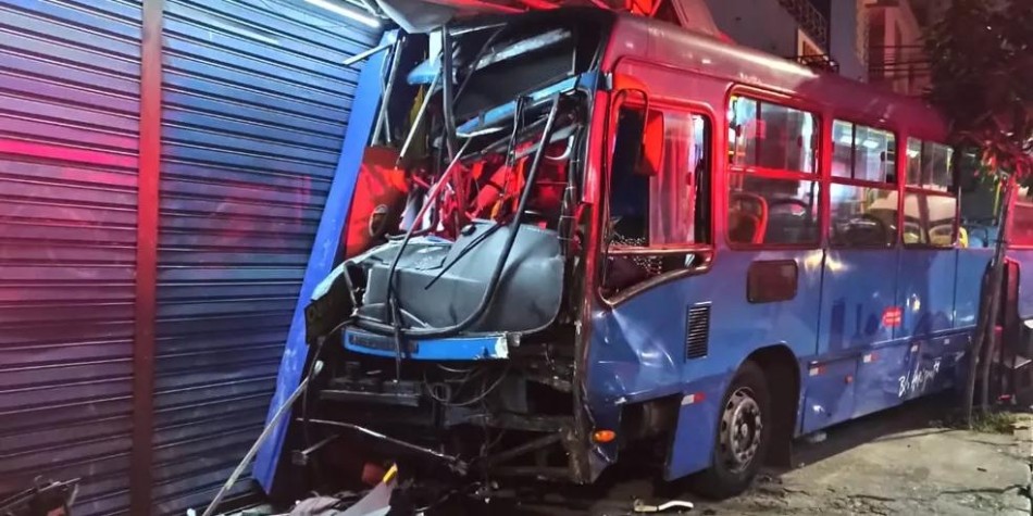 Acidente entre ônibus e van deixa mais de 20 pessoas feridas em BH