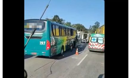 Pelo menos 11 pessoas ficam feridas após batida entre ônibus e carreta na Fernão Dias