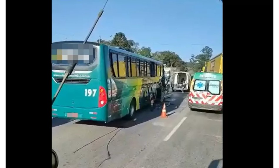 Pelo menos 11 pessoas ficam feridas após batida entre ônibus e carreta na Fernão Dias