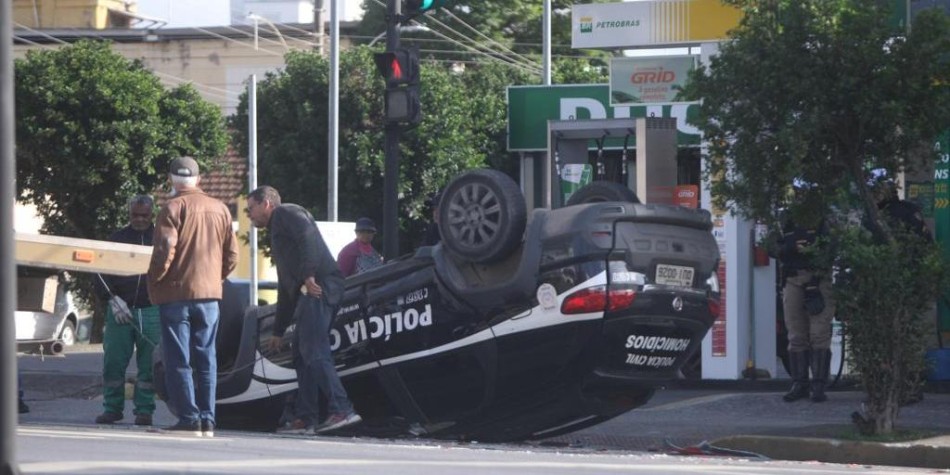 Três policiais ficam feridos após viatura bater e capotar em BH