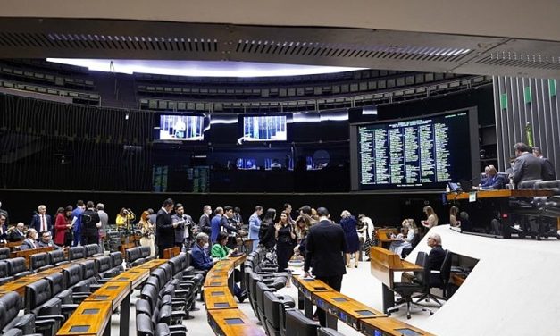 Câmara aprova PL de Bolsonaro que permite penhora de casas de famílias inadimplentes por bancos
