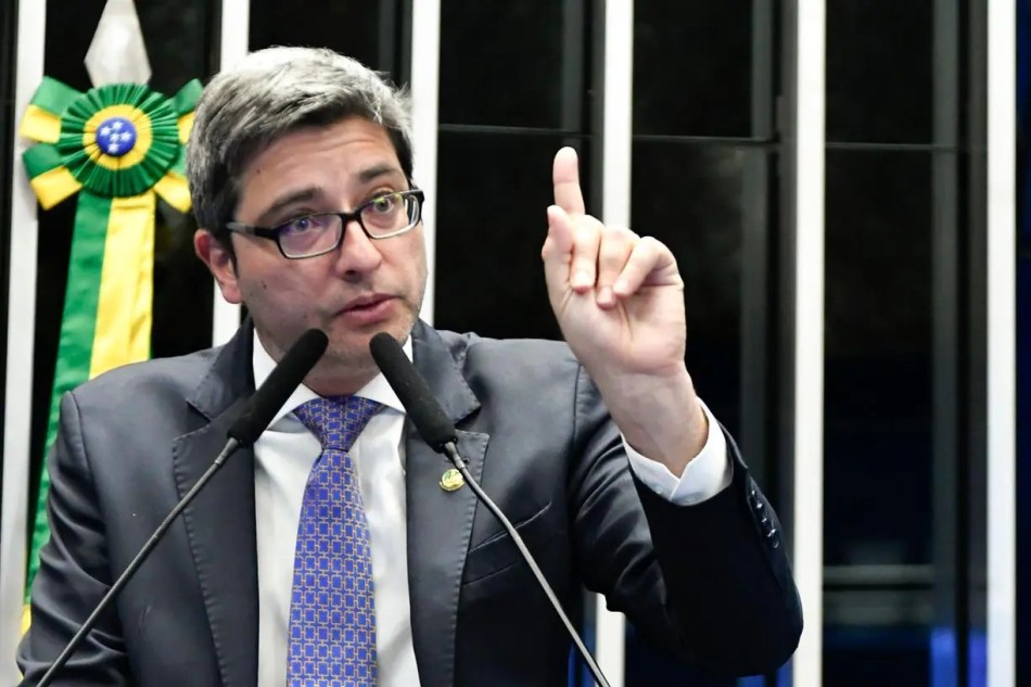 Governo discute Auxílio Brasil temporário de R$ 600 e voucher caminhoneiro