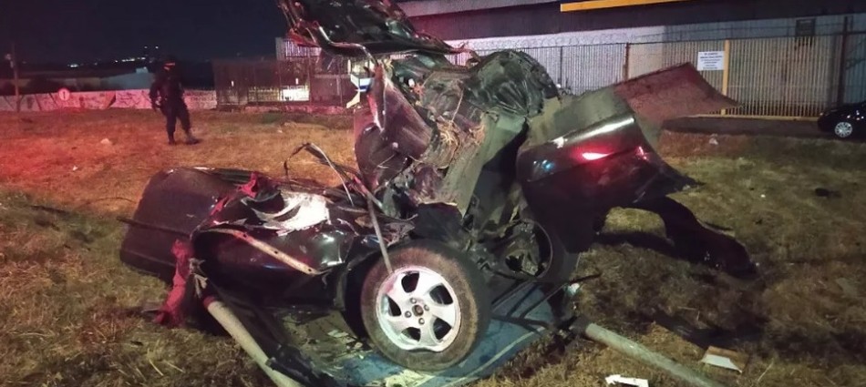 Motorista inabilitado bate em poste e morre no Anel Rodoviário em Belo Horizonte