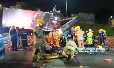 Acidente entre quatro caminhões e cinco veículos de passeio deixa dois mortos no Anel Rodoviário