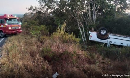 Criança e dois adultos morrem após caminhonete capotar no interior de Minas Gerais