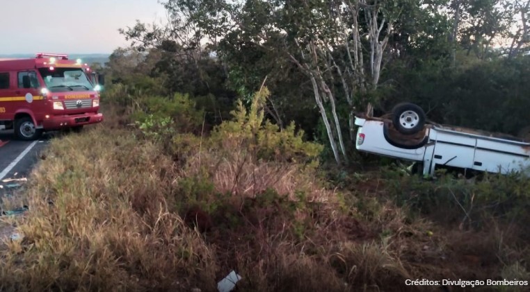 Criança e dois adultos morrem após caminhonete capotar no interior de Minas Gerais