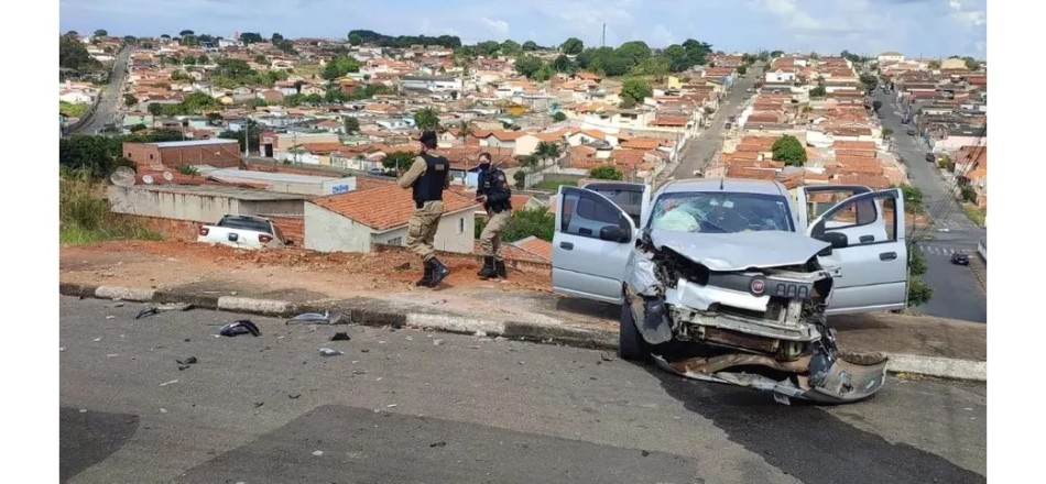 Colisão entre veículos deixa irmãos gêmeos e a mãe feridos no Sul de Minas