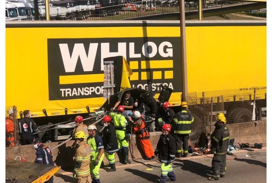 Carreta prensa carro na mureta da Fernão Dias e deixa dois feridos