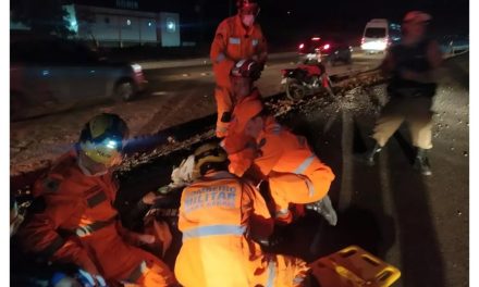 Homem fica gravemente ferido após colisão entre moto e carro na MG-050