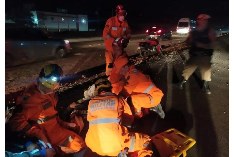 Homem fica gravemente ferido após colisão entre moto e carro na MG-050