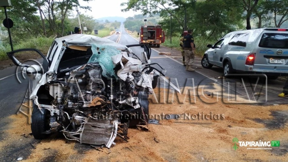 Homem morre após colisão entre carro e caminhão em Minas