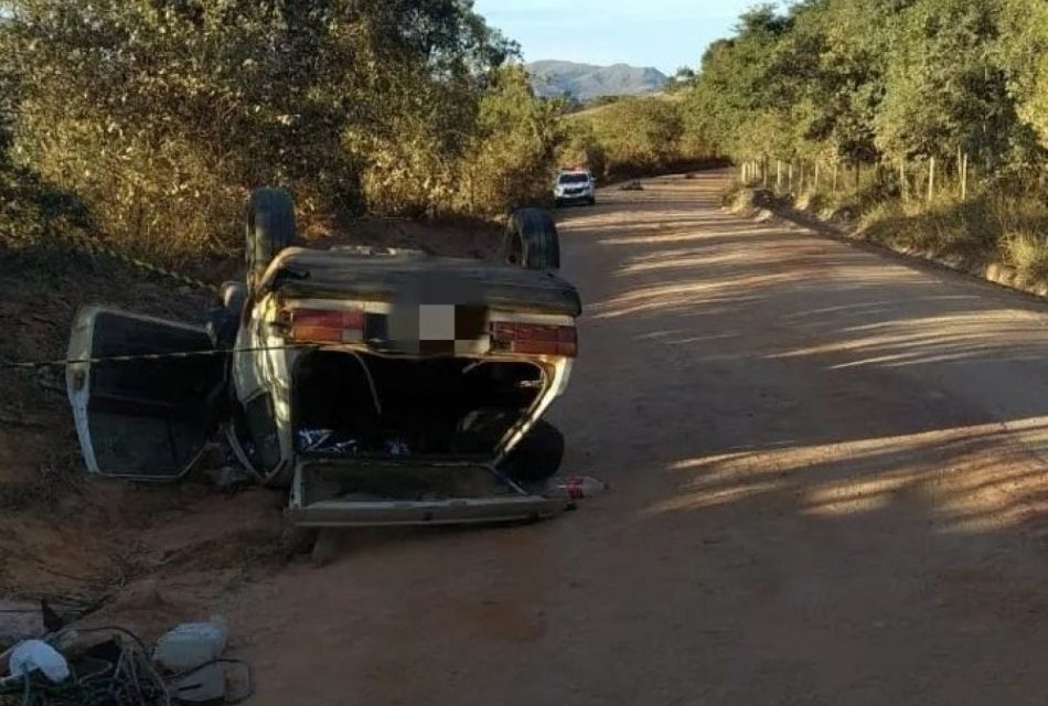 Homem morre após carro capotar em estrada vicinal em São Roque de Minas