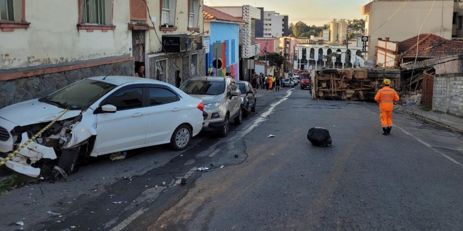 Caminhão desgovernado bate em veículos, atinge casa e derruba poste em Barbacena