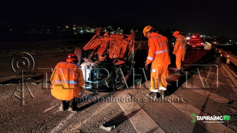 Jovem fica ferido após carro capotar na BR-262 em Nova Serrana