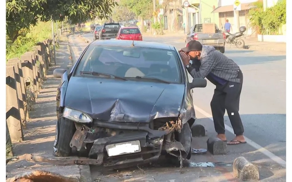 Homem com sinais de embriaguez dorme em carro batido. ‘Um frio danado. Vou fazer o quê? Dormir, uai!’