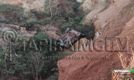 Idoso fica ferido após carro cair em ribanceira na zona rural de Medeiros