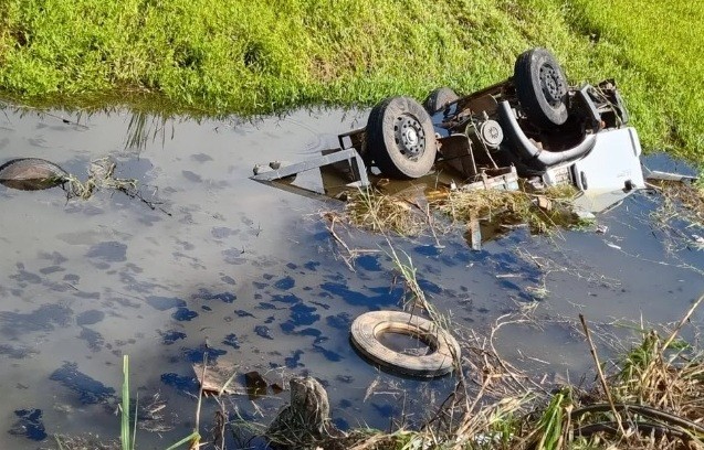 Caminhão cai no Lago de Furnas após colisão contra outro veículo