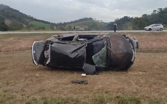 Jovem é arremessada de carro que capotou várias vezes na BR-262, em Pará de Minas