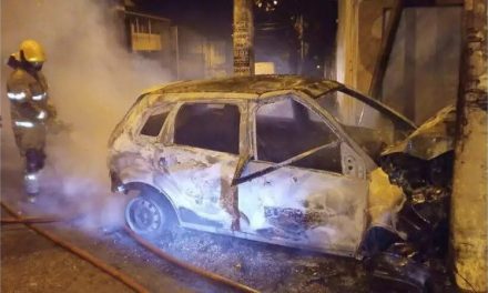 Homem morre queimado após carro colidir contra poste em Santa Luzia