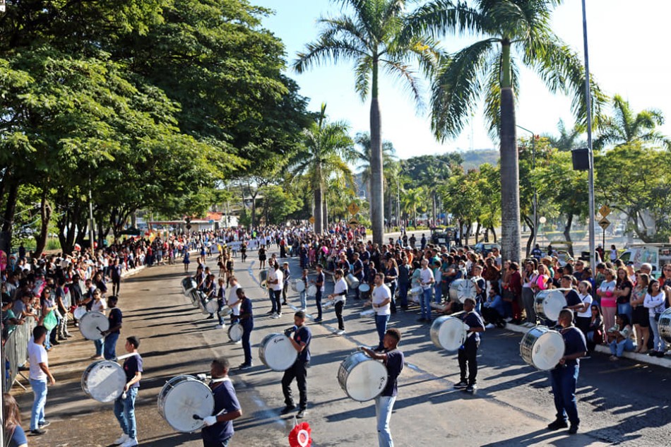 Desfile Cívico marca o aniversário de 164 anos de Formiga