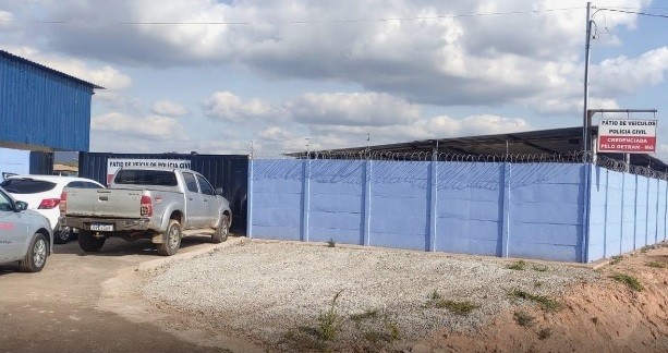 Indivíduos invadem pátio do Detran em Betim, roubam carros e deixam mensagem de ‘agradecimento’