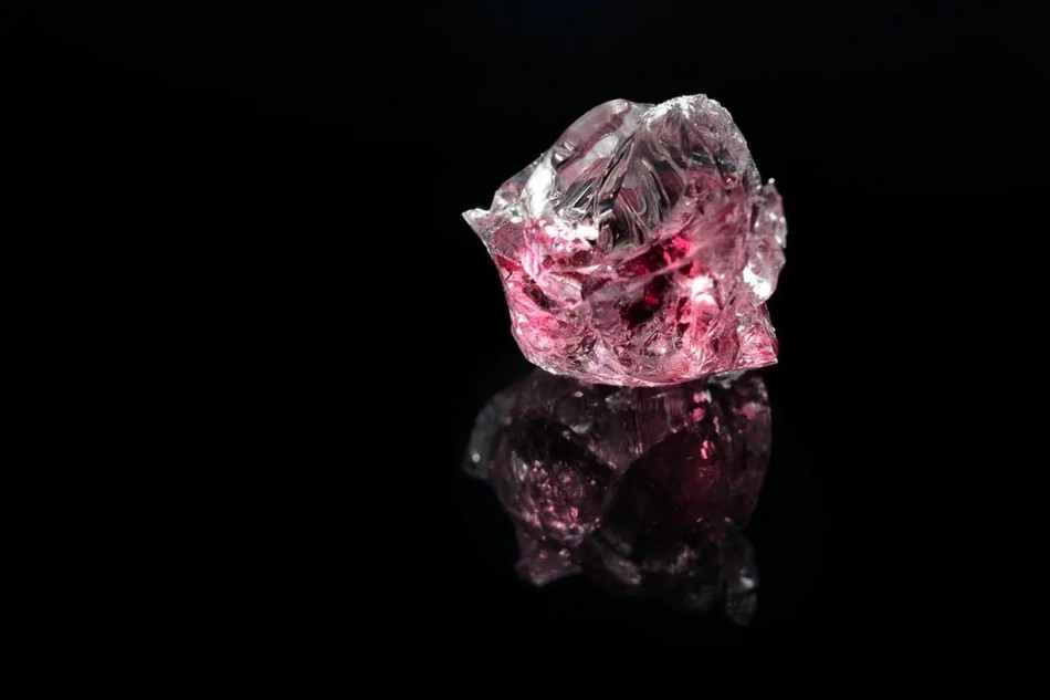 Grupo paga R$ 300 mil em diamante e descobre que pedra era falsa, em Minas