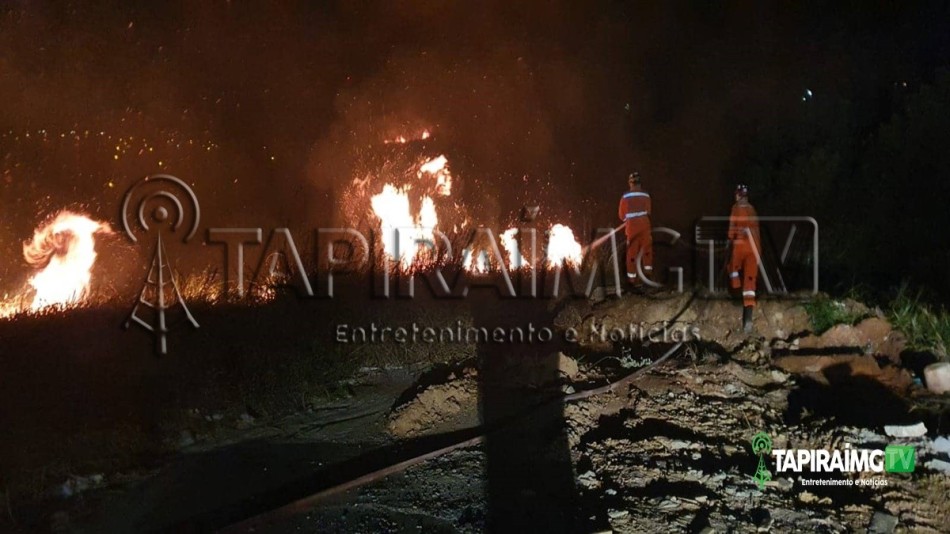 Bombeiros combatem incêndio em lote vago em Arcos