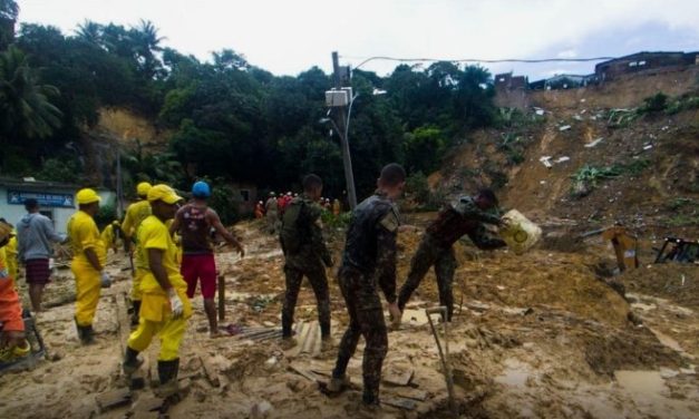 Corpos de mãe e filha são encontrados abraçados debaixo de escombros em Pernambuco