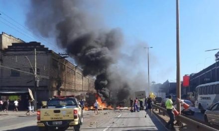 Manifestantes queimam pneus e fecham avenida Cardeal Eugênio Pacelli, em Contagem