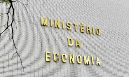 Governo bloqueia quase R$ 7 bi do Orçamento e adia reajuste a servidores