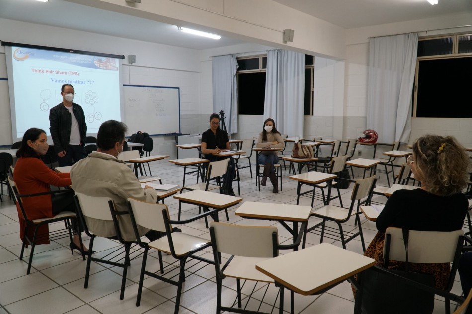 Professores do Unifor-MG participam de oficina TPS no Ensino Híbrido