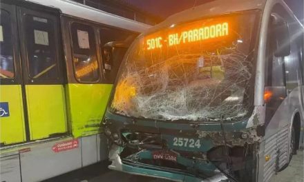 Acidente entre três ônibus do Move deixa 17 pessoas feridas em BH