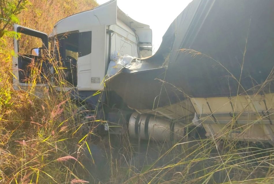 Motorista fica ferido após pneu de carreta estourar na BR-354 em Bambuí