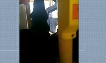 Porta de ônibus lotado despenca durante trajeto e coloca em risco os passageiros
