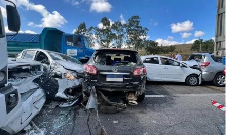 Carreta com peças automotivas tomba, causa engavetamento e interdita pista na Fernão Dias, em MG