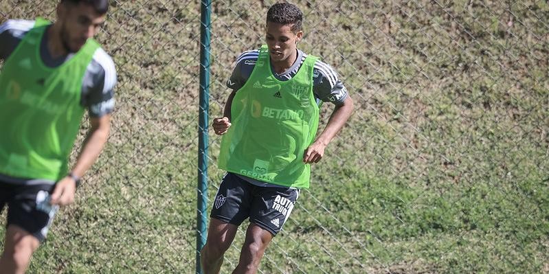 Pedrinho é apresentado no Atlético, descarta preferência por posição, e estreia só em agosto