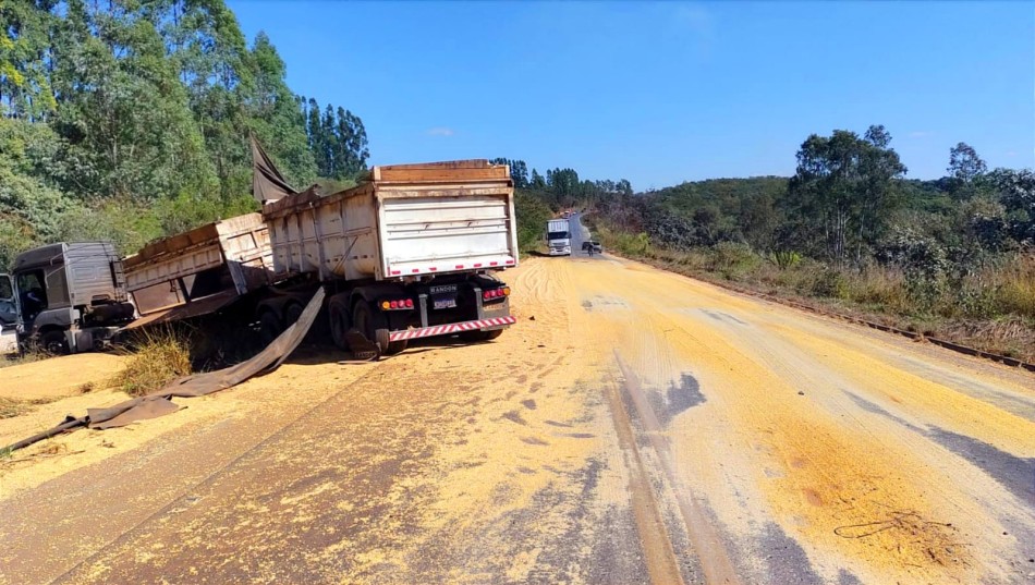 Criança de 6 anos fica ferida após acidente com carreta na BR-354, em Formiga